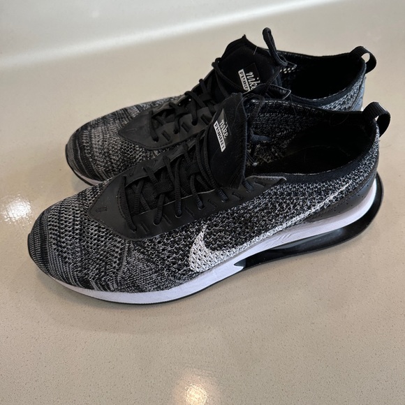 Nike Air Max Flyknit Racer - Picture 2 of 8